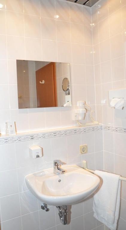 Eppelborn Central Inn Hotel Garni מראה חיצוני תמונה
